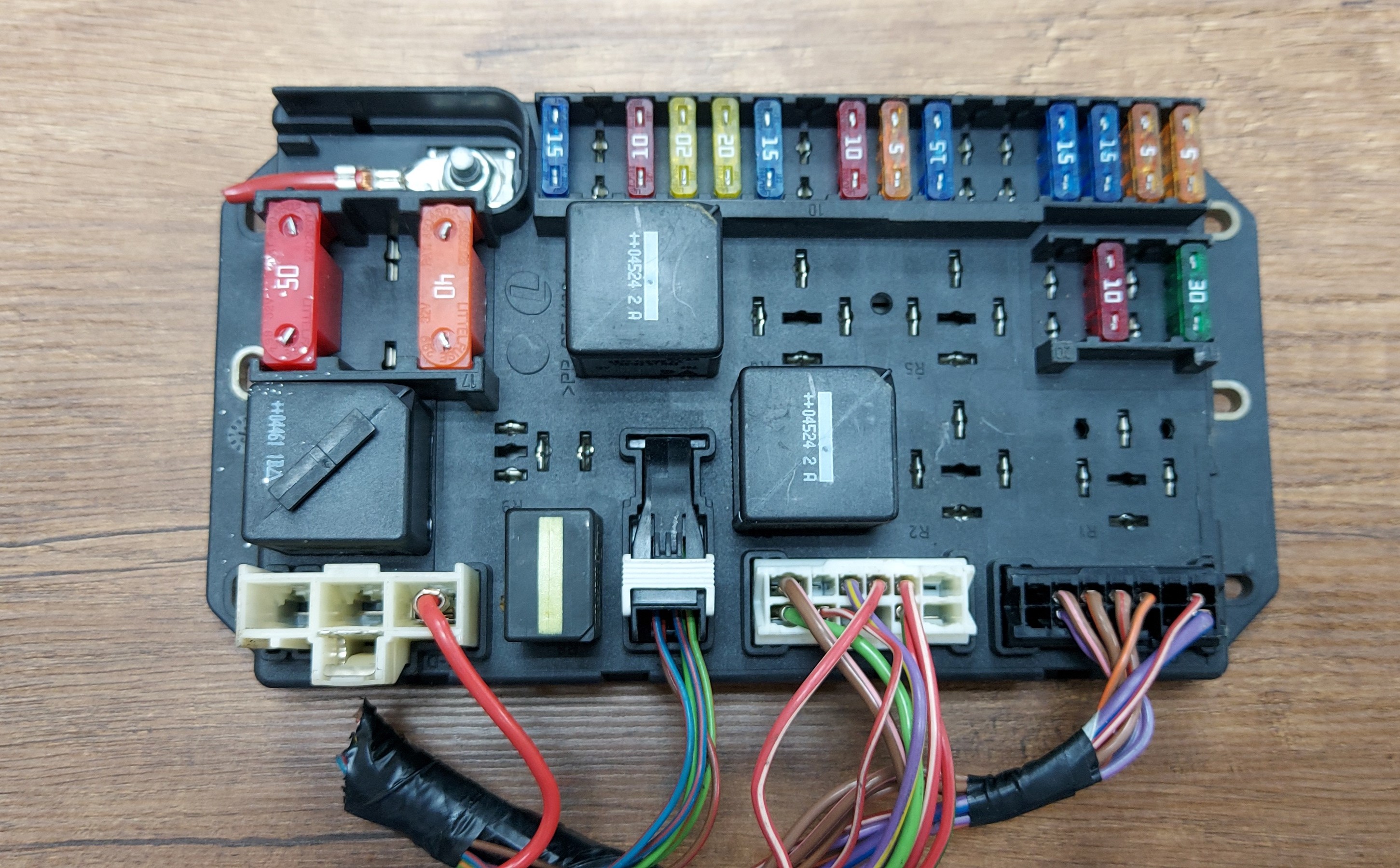 06-09 Fuse Box - Land-Rover HSE (YQE500090) / #B004