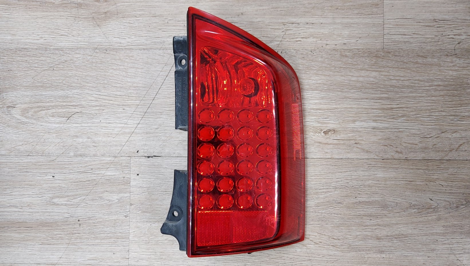 04-10 RIGHT TAILLIGHT Assembly - Infiniti QX56 (26550-7S625) / #U203