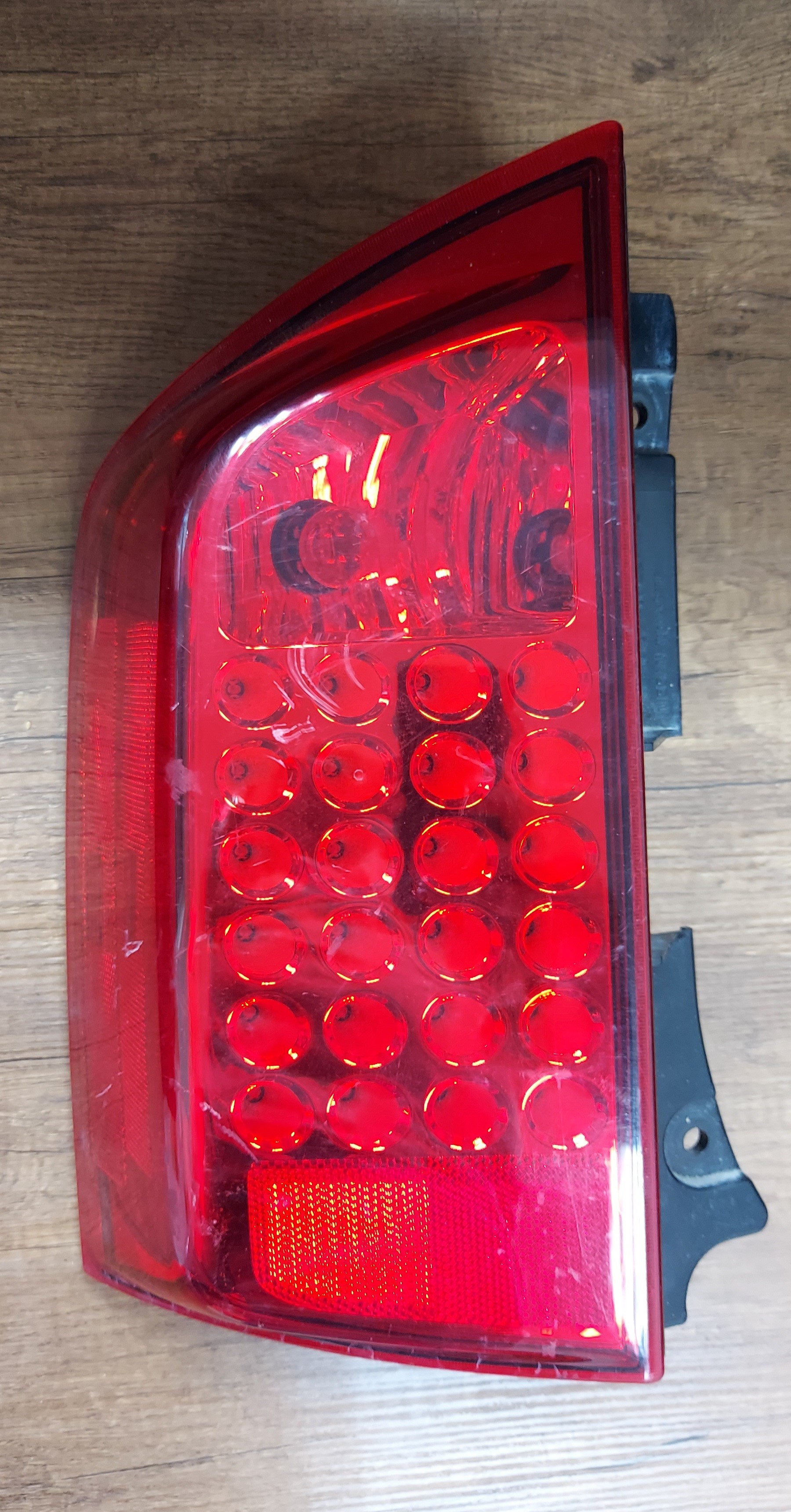 04-10 LEFT TAILLIGHT Assembly - Infiniti QX56 (26555-7S625) / #U203